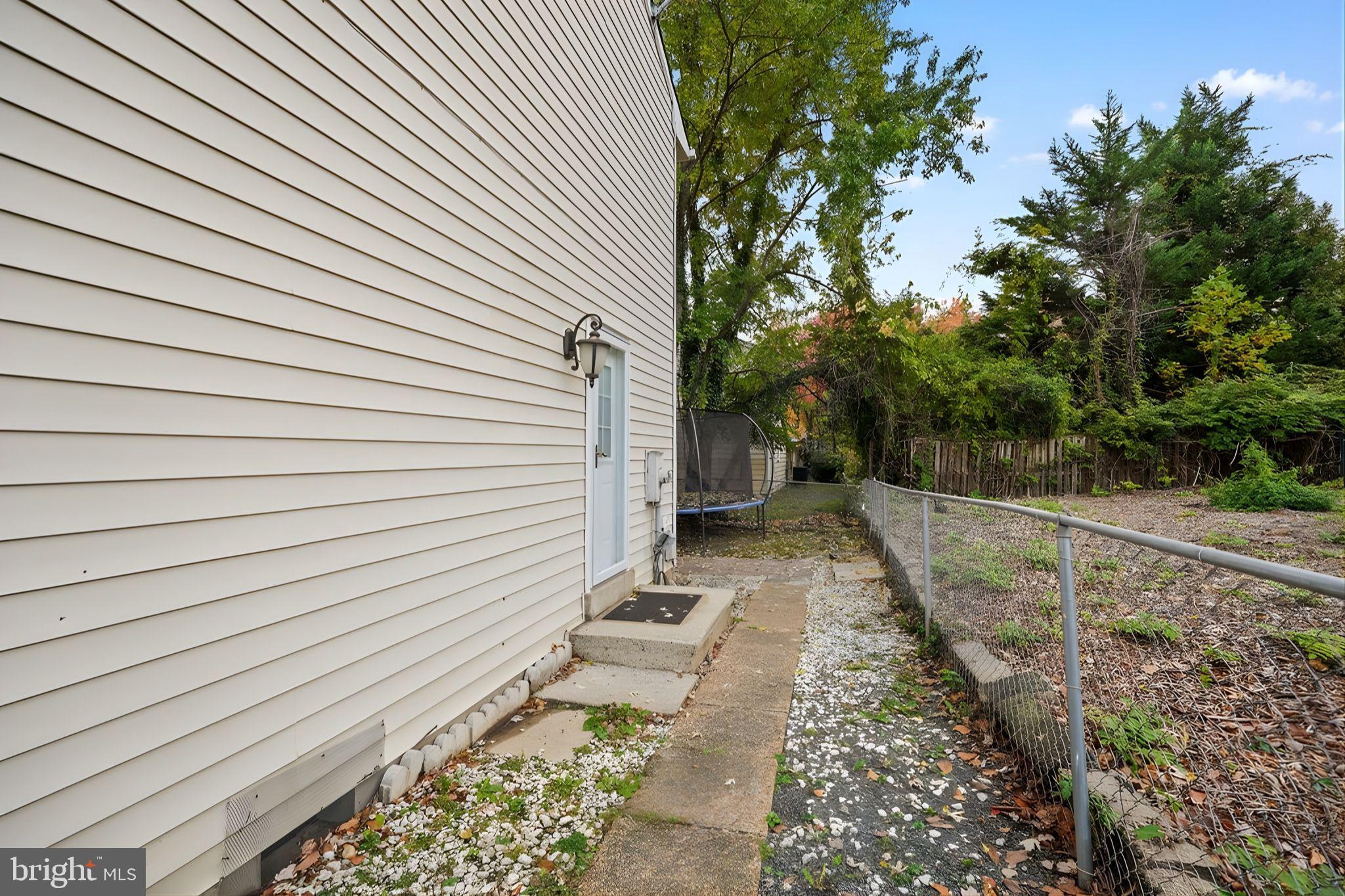 BEVERLY MANOR - Residential Lease