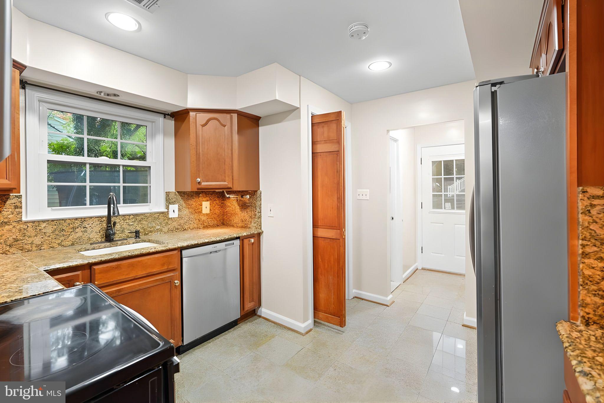 BEVERLY MANOR - Residential Lease