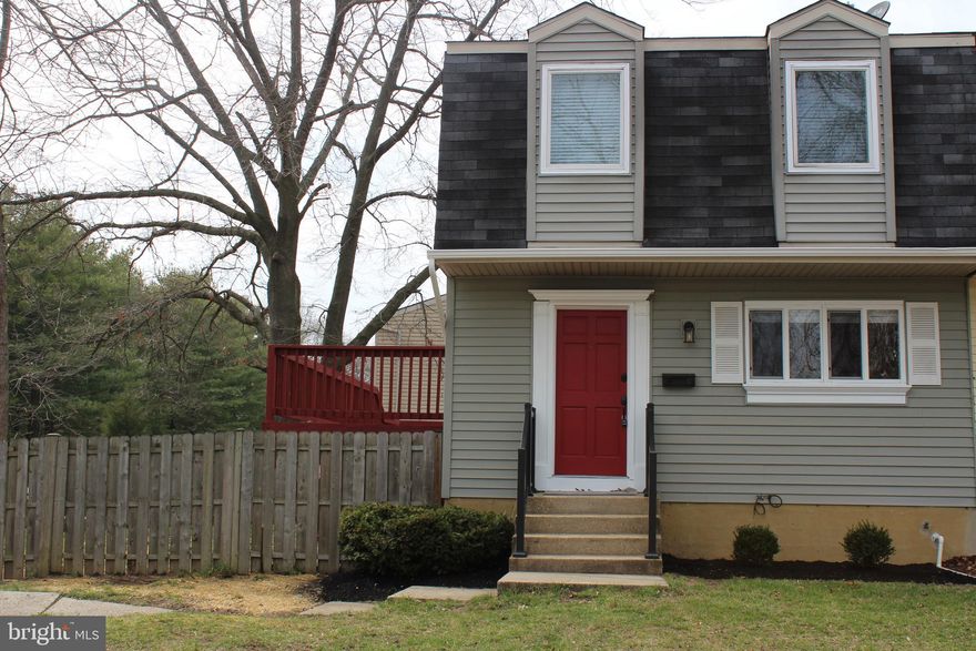 FABULOUS RENOVATED DUPLEX IN GREAT LOCATION!!! GLEAMINING HARWOOD FLOORS, KITCHEN FEATURES QUARTZ COUNTERS, CUSTOM WHITE CABINETS AND SS APPLIANCES!! 3 BEDROOMS, 1.5 BATHS!! OVERSIZED DOUBLE-DECKER DECK AND LARGE LEVEL FENCED IN YARD!! LONG DRIVEWAY WITH AMPLE PARKING. THIS ONE WON'T LAST LONG!! CALL TODAY FOR A SHOWING!