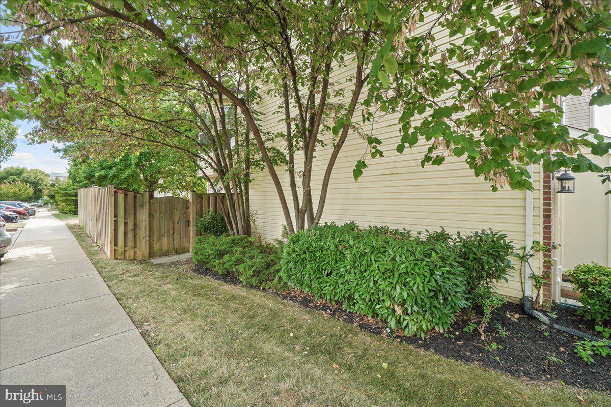 BALLENGER CREEK CENTER POND - Residential