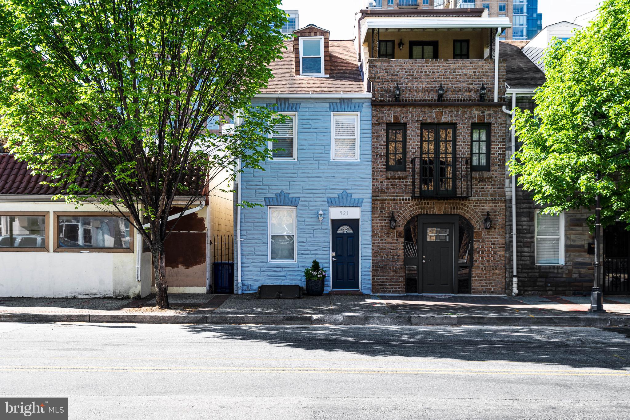 LITTLE ITALY - Residential Lease