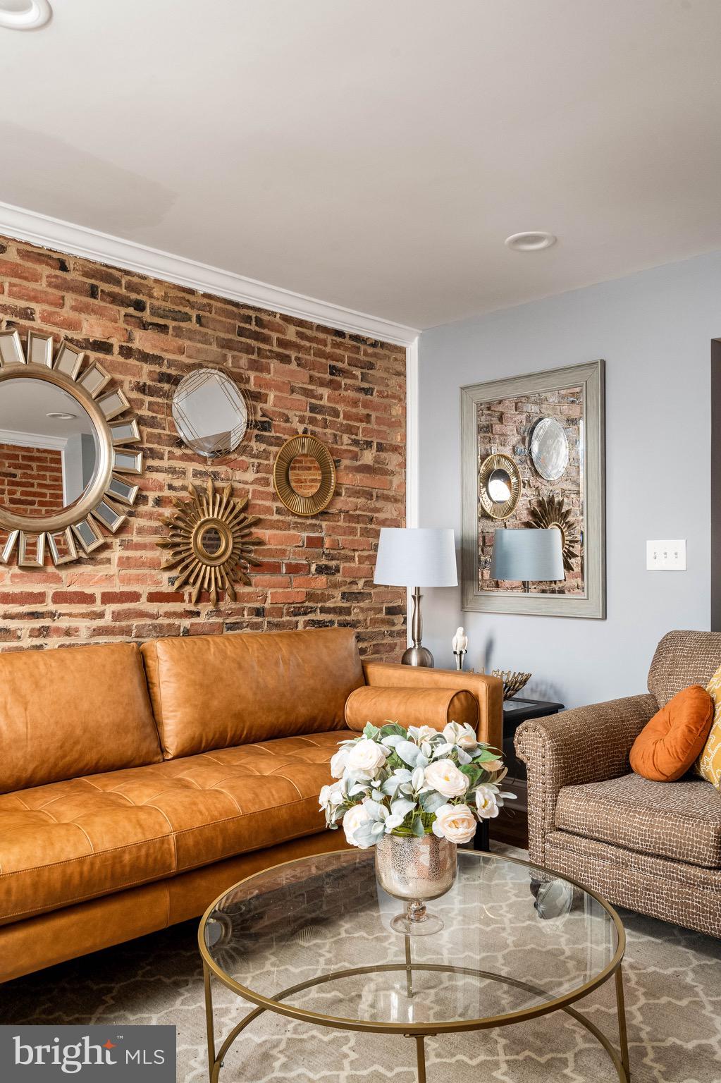 LITTLE ITALY - Residential Lease