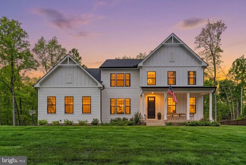 Photo of 15055 Fallen Oaks Place, GAINESVILLE, VA 20155 (MLS # VAPW2118090)