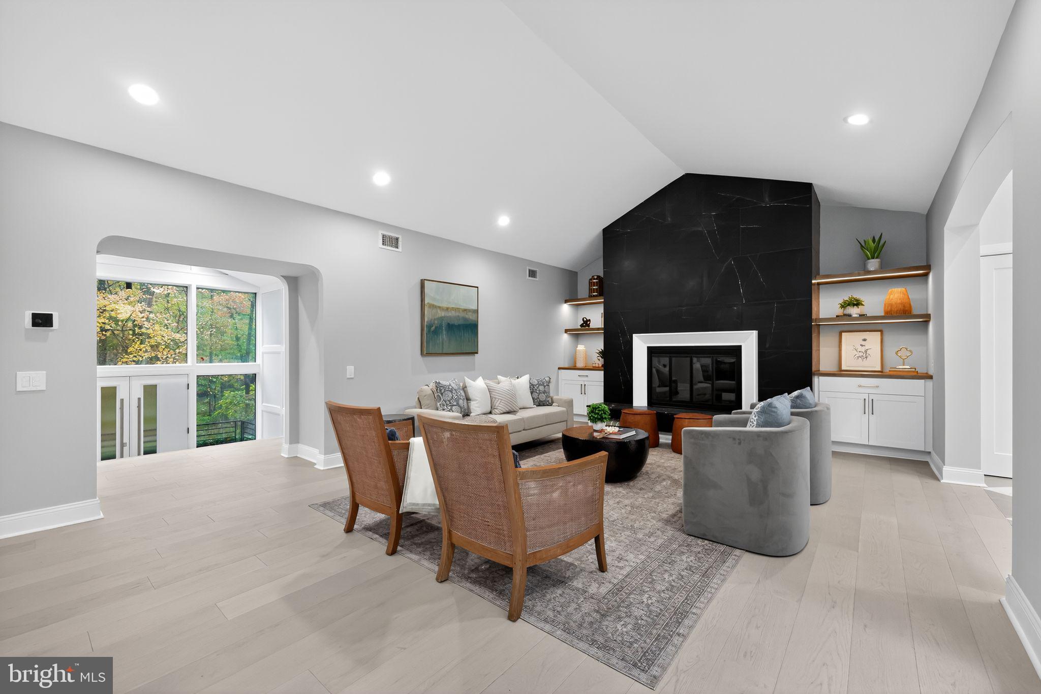 117 W POSSUM HOLLOW ROAD