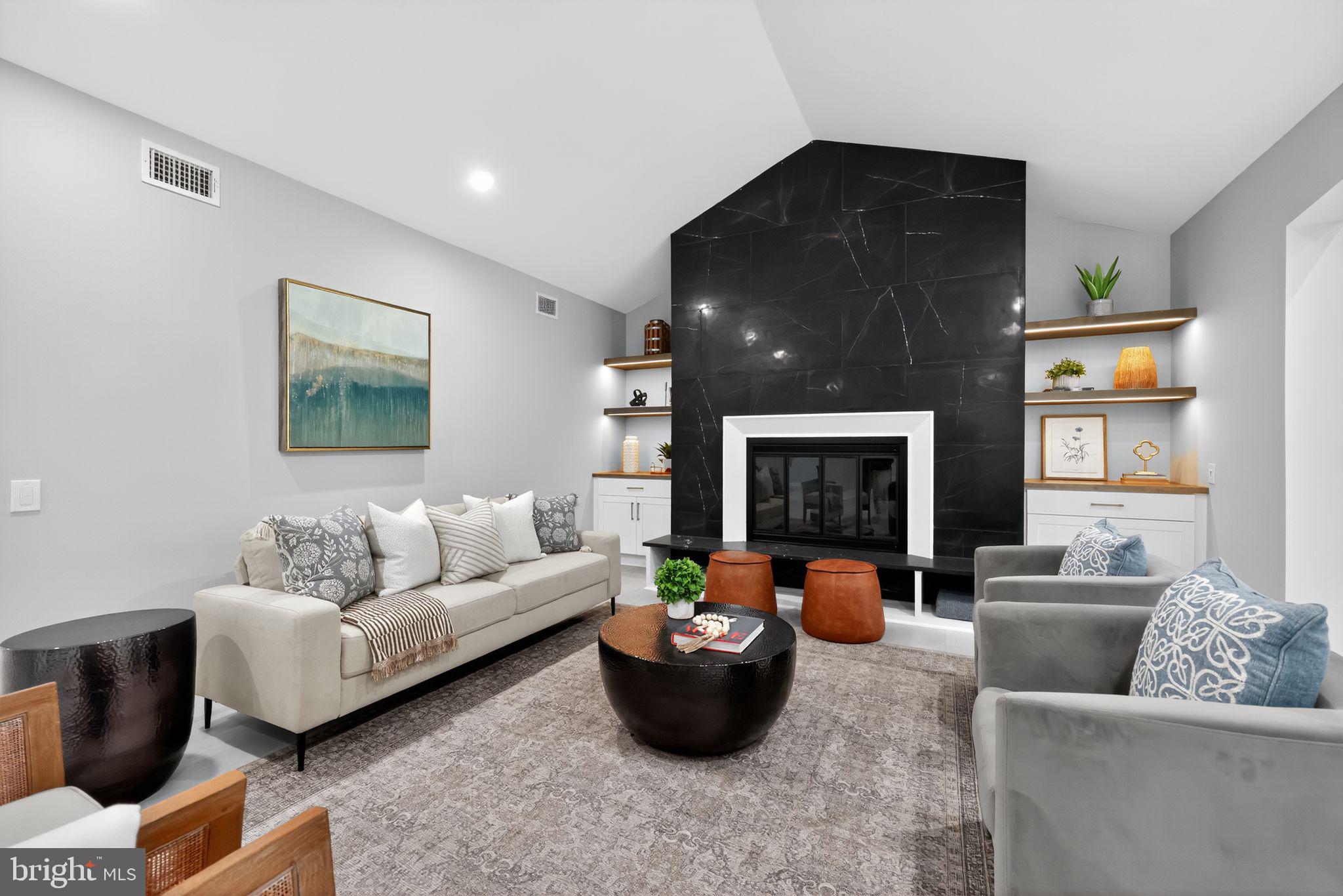 117 W POSSUM HOLLOW ROAD