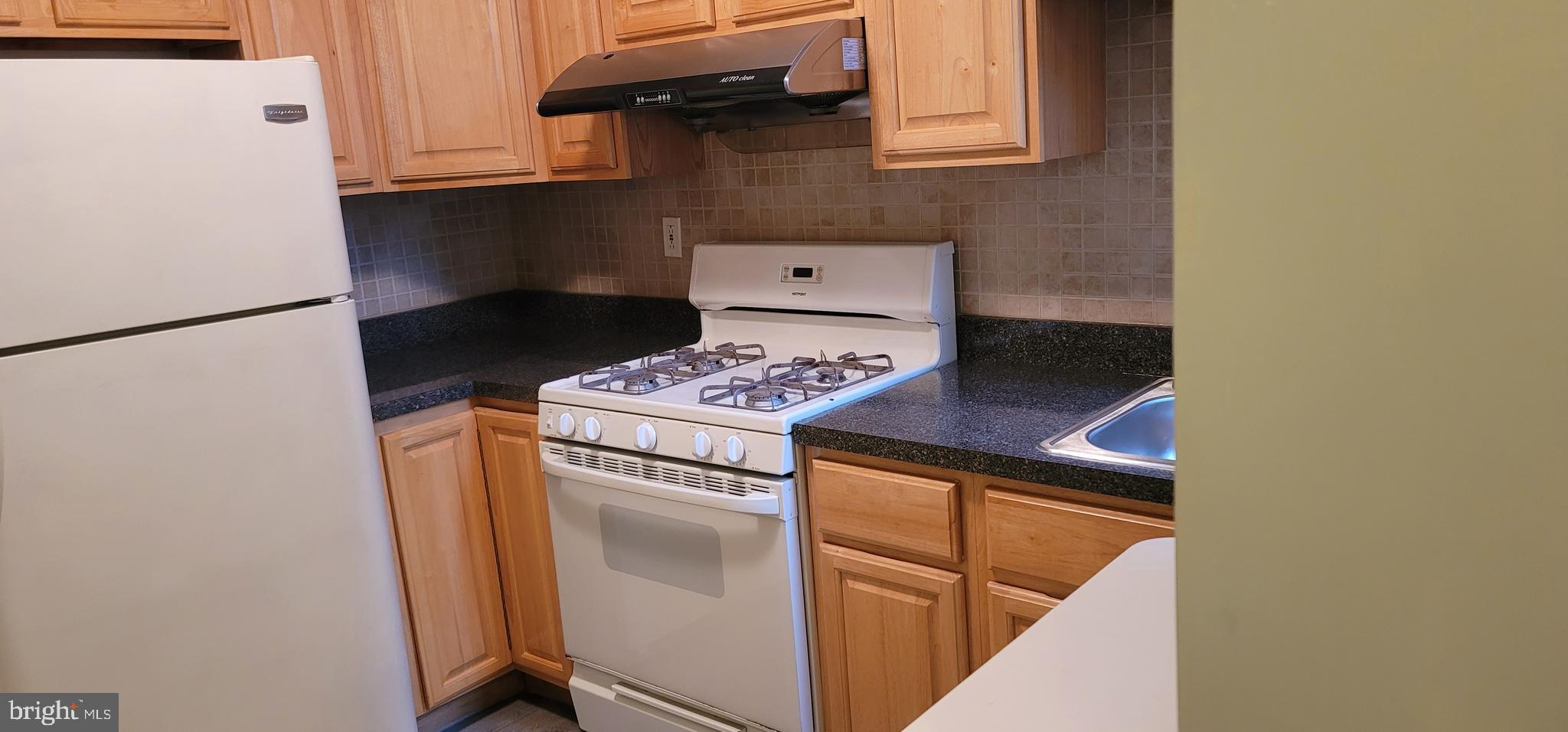 QUEEN VILLAGE - Residential Lease