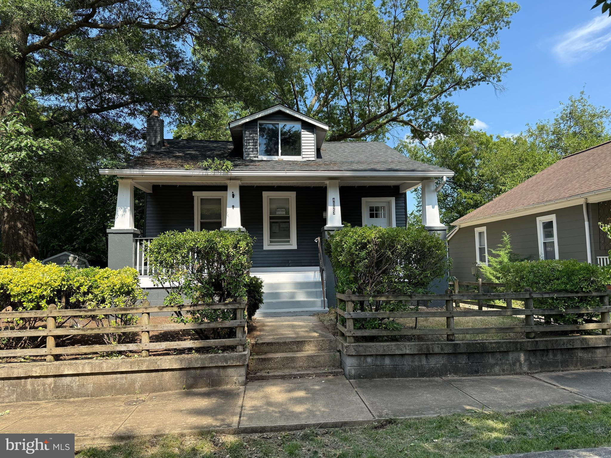 Recently Renovated. 3 Bedroom House with 2 full Bathrooms. All located on one level. Open layout, bright with window filled rooms.
Basement is fully renovated as well - 2 additional rooms with daylight windows, that can be used for recreation rooms/ studies/ offices. Basement is connected to the upper level with a staircase but also has a separate entrance for versatility.
Deck leads out from Kitchen with space for outdoor activities. Partially fenced in back yard - great for activities. Off street parking with a driveway. Quiet street but walking distance to restaurants and shops. Close to mass transit and easy access to highways.