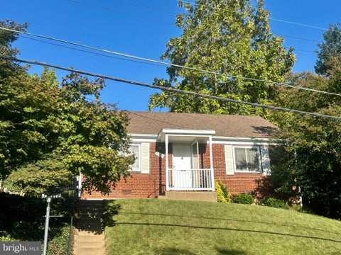 Photo of 2001 S Quincy Street, ARLINGTON, VA 22204 (MLS # VAAR2080460)