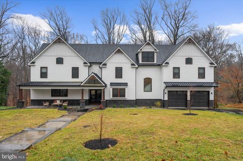 8 CHIPMUNK LANE MEDIA PA 19063