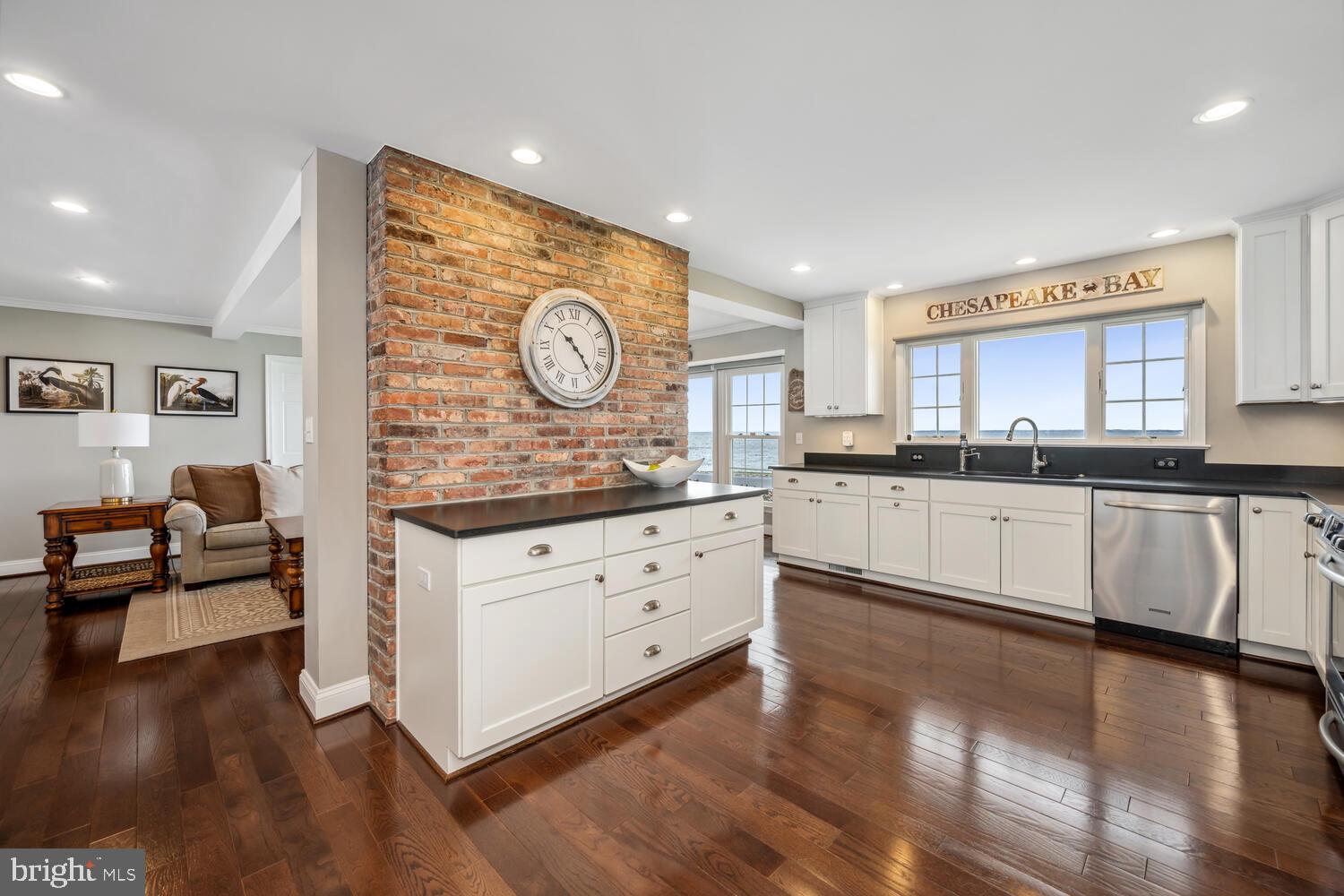 QUEEN ANNE COLONY - Residential