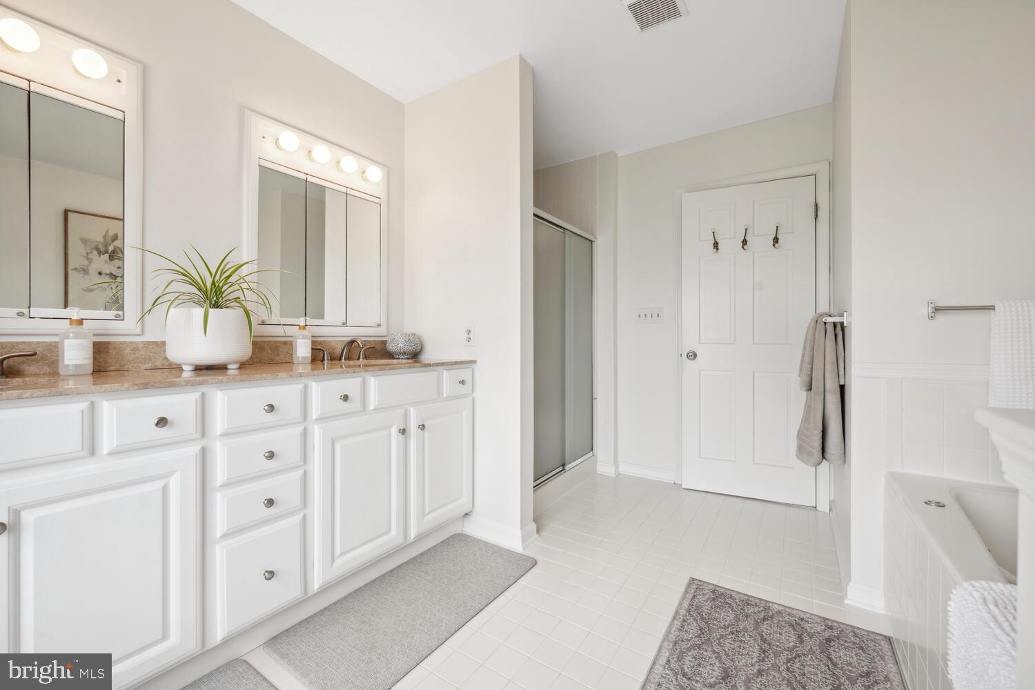 QUEEN ANNE COLONY - Residential