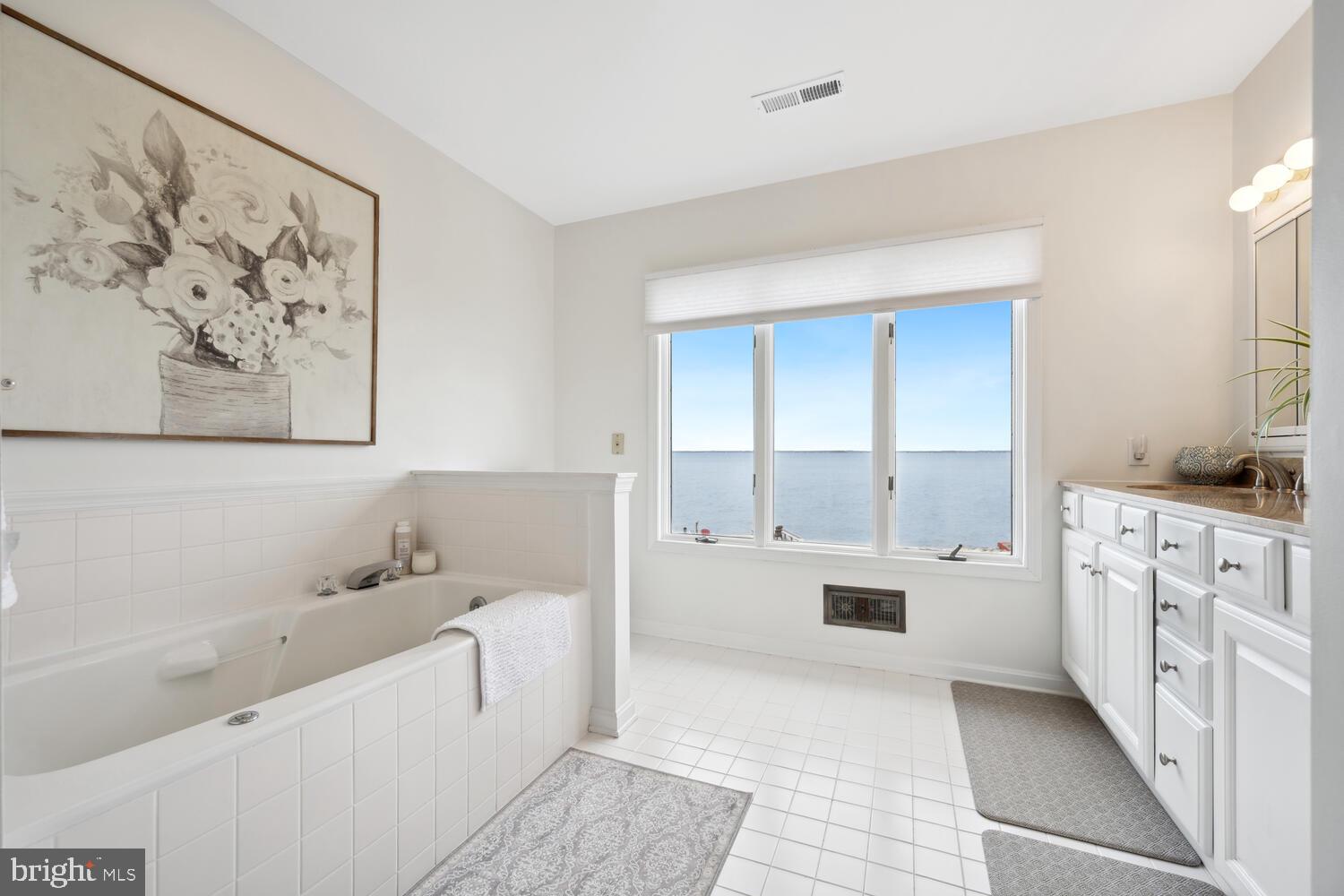 QUEEN ANNE COLONY - Residential