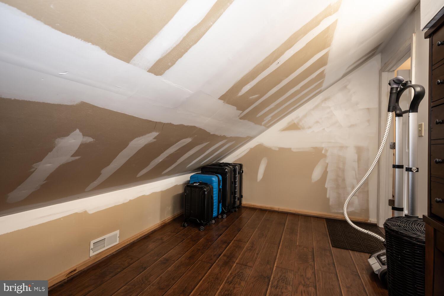 QUEEN ANNE COLONY - Residential