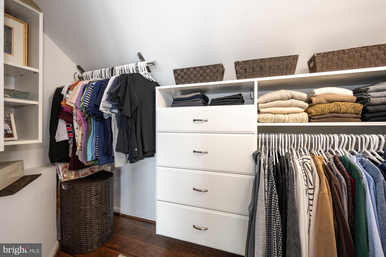 QUEEN ANNE COLONY - Residential