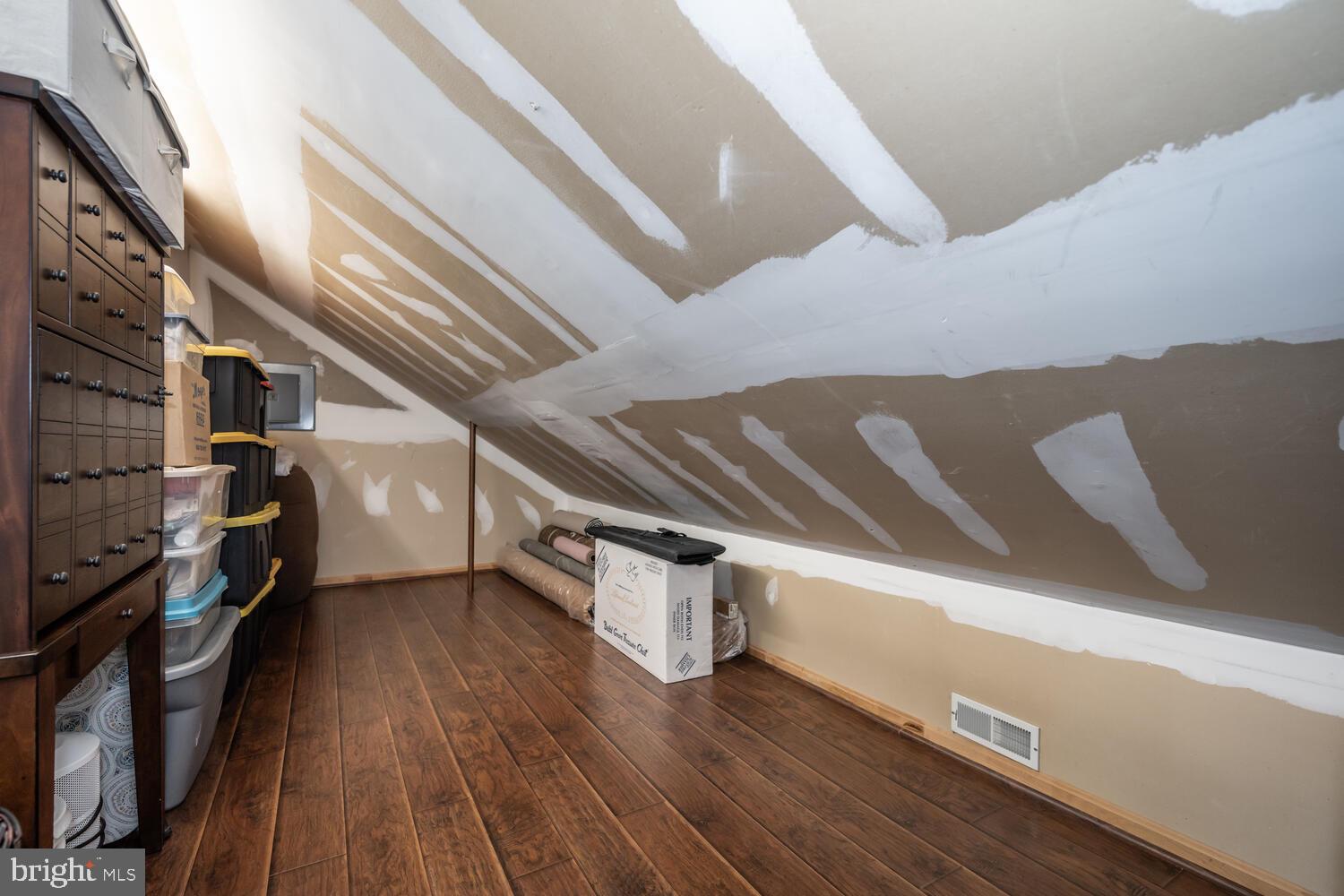 QUEEN ANNE COLONY - Residential