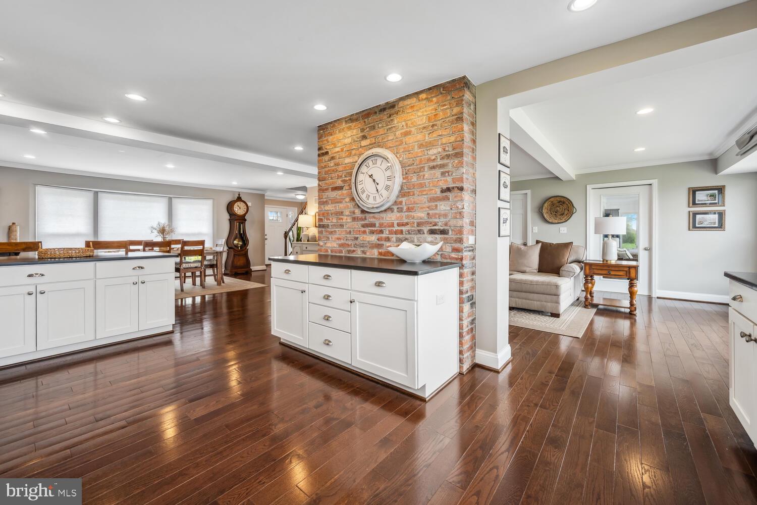 QUEEN ANNE COLONY - Residential