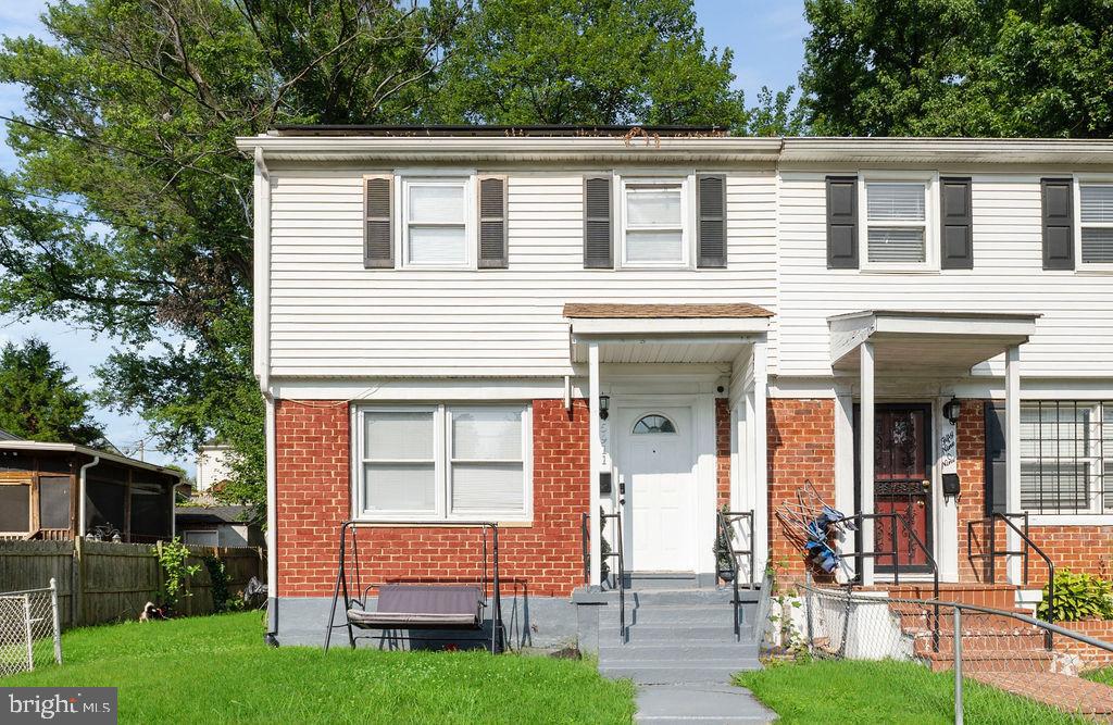 3‑bed, 1½‑bath semi deatached townhome features 3 levels, kitchen with granite counters, stainless steel appliances, updated bathrooms, hardwood floors. finished basement, backyard area, driveway. Situated just minutes from National Harbor, casino, I-95, shops and restaurants.