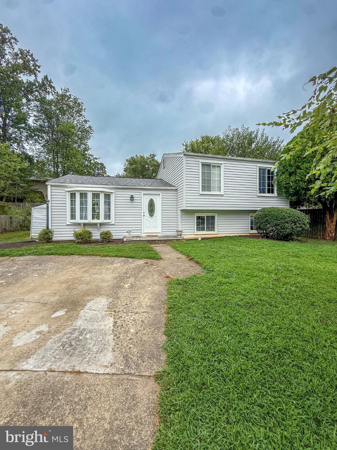 5703 OAK STAKE COURT