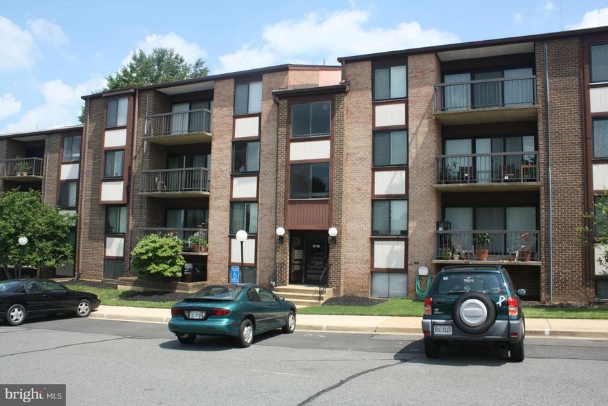 Simply the best! Awesome renovation of this fine 1BR condo. This fine home features hardwood floors, Berber carpet, renovated kitchen with granite, stainless & cherry stained cabinets, remodeled bathroom, newer windows, SGD to balcony & more. Private location overlooking courtyard and pool.  Commuters dream only minutes from Vienna Metro. Truly not to be missed. TEXT Agents for LB combo.