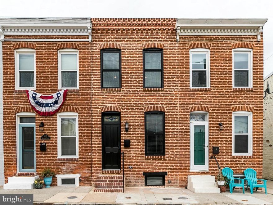 FANTASTIC  3 BEDROOM 3 BA HOME WITH PARKING, GOURMET KITCHEN, ROOF DECK, LOCATED IN THE HEART OF FEDERAL HILL. SCHEDULE YOUR APPOINTMENT TODAY