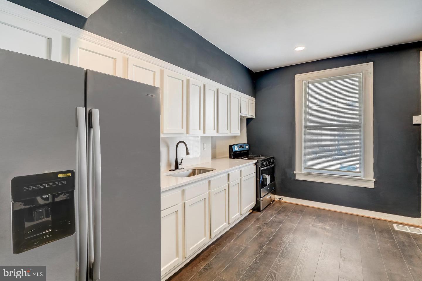 ELLWOOD PARK - Residential Lease