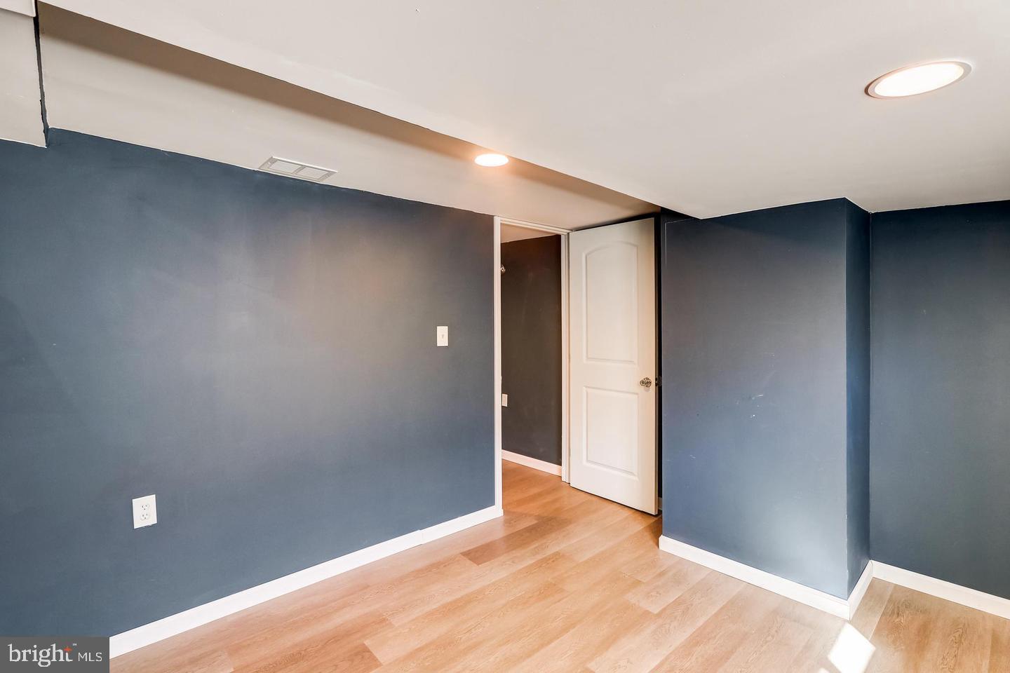 ELLWOOD PARK - Residential Lease