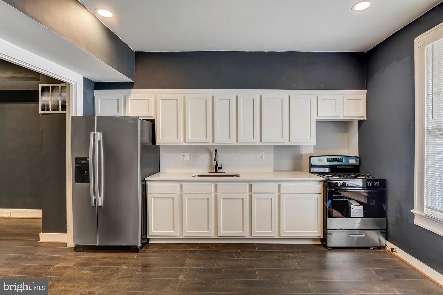 ELLWOOD PARK - Residential Lease