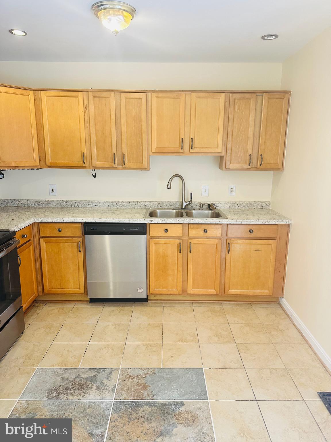 LAUREL GARDENS - Residential Lease