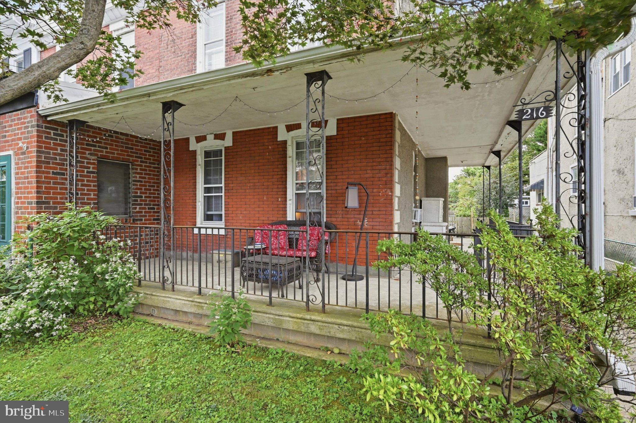 216 ROCHELLE AVENUE
