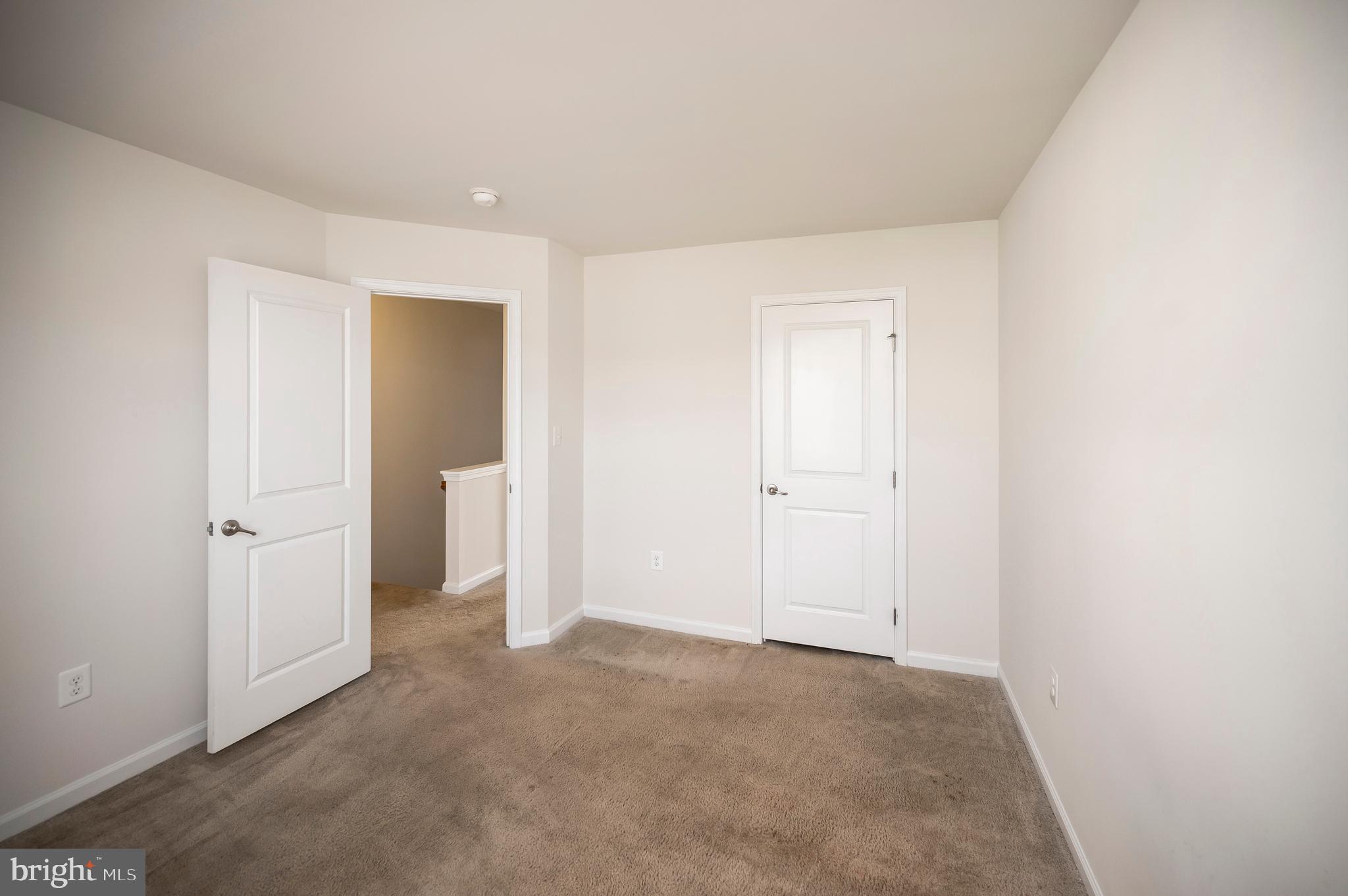 THREE FLAGS - Residential