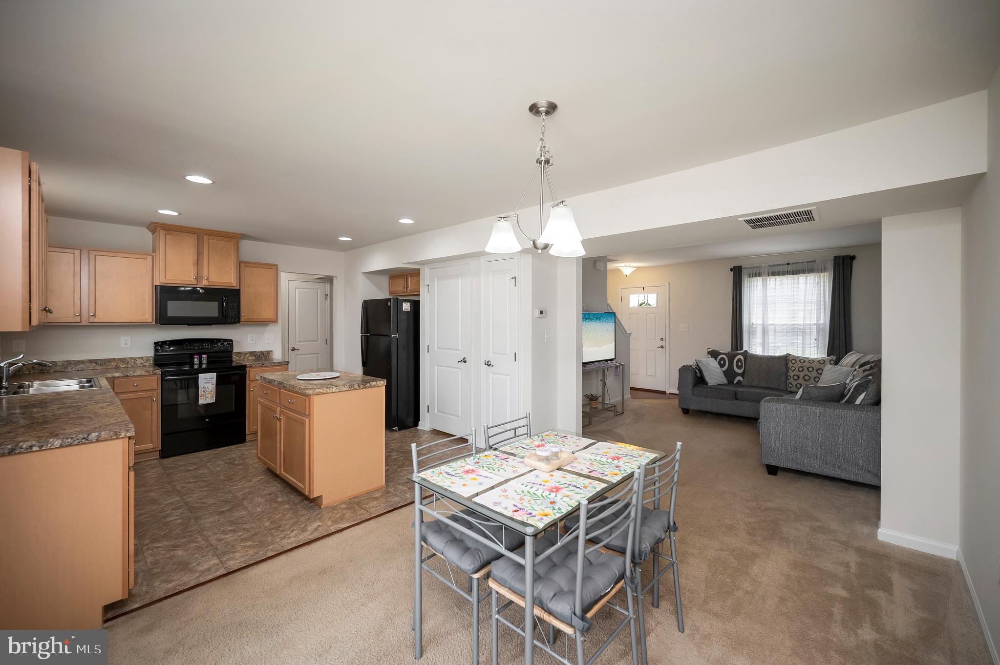 THREE FLAGS - Residential