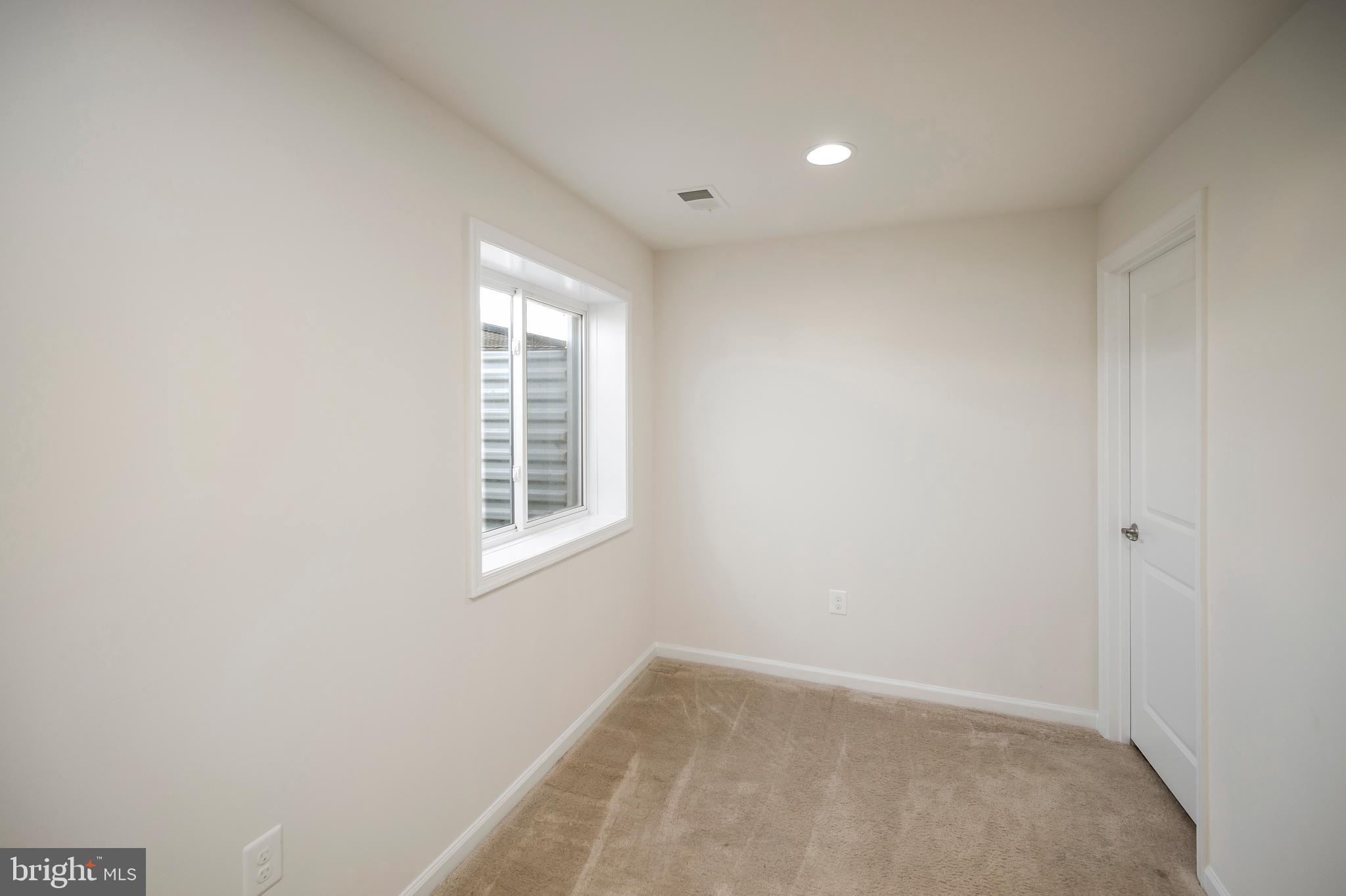 THREE FLAGS - Residential