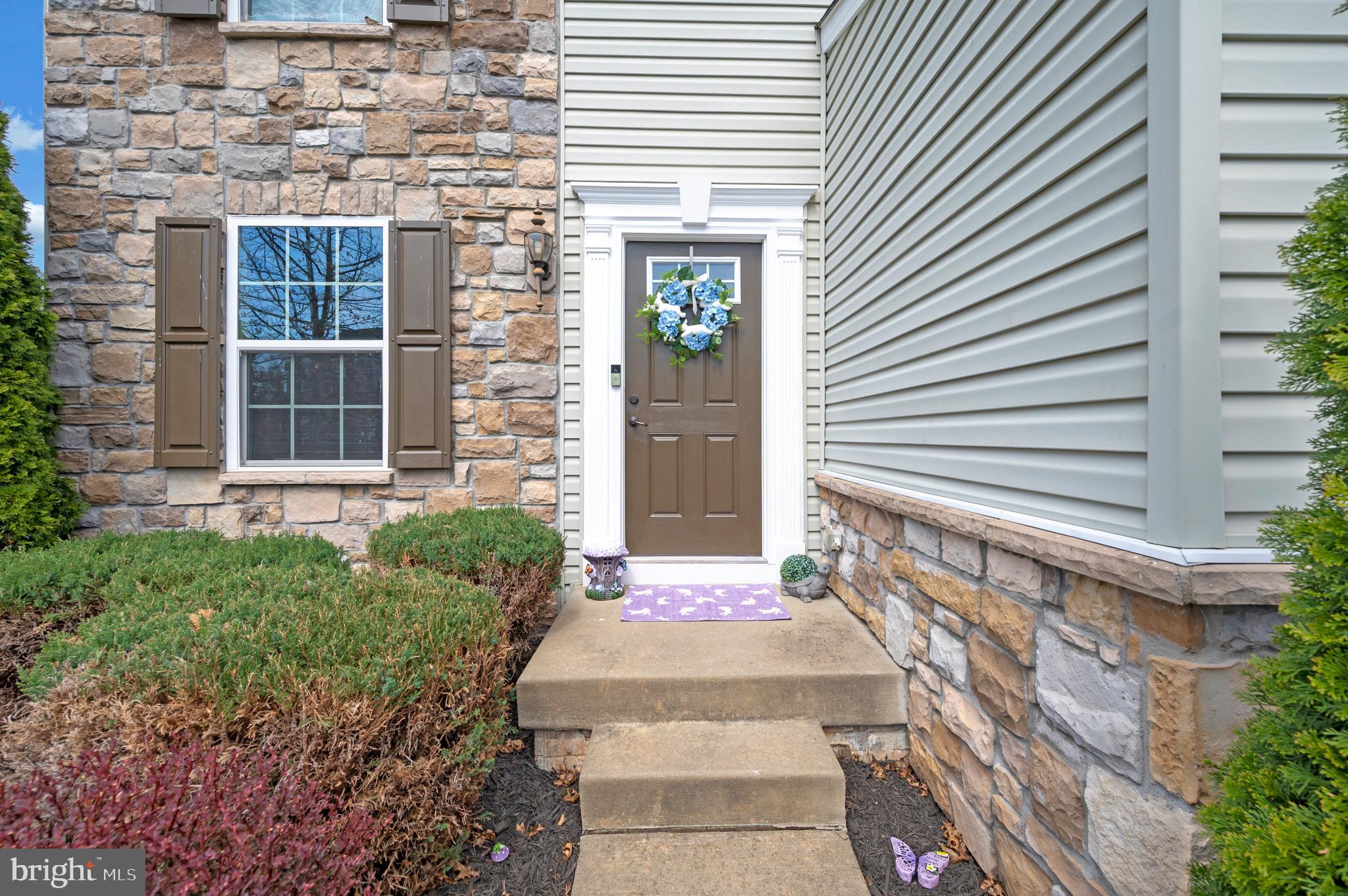 THREE FLAGS - Residential