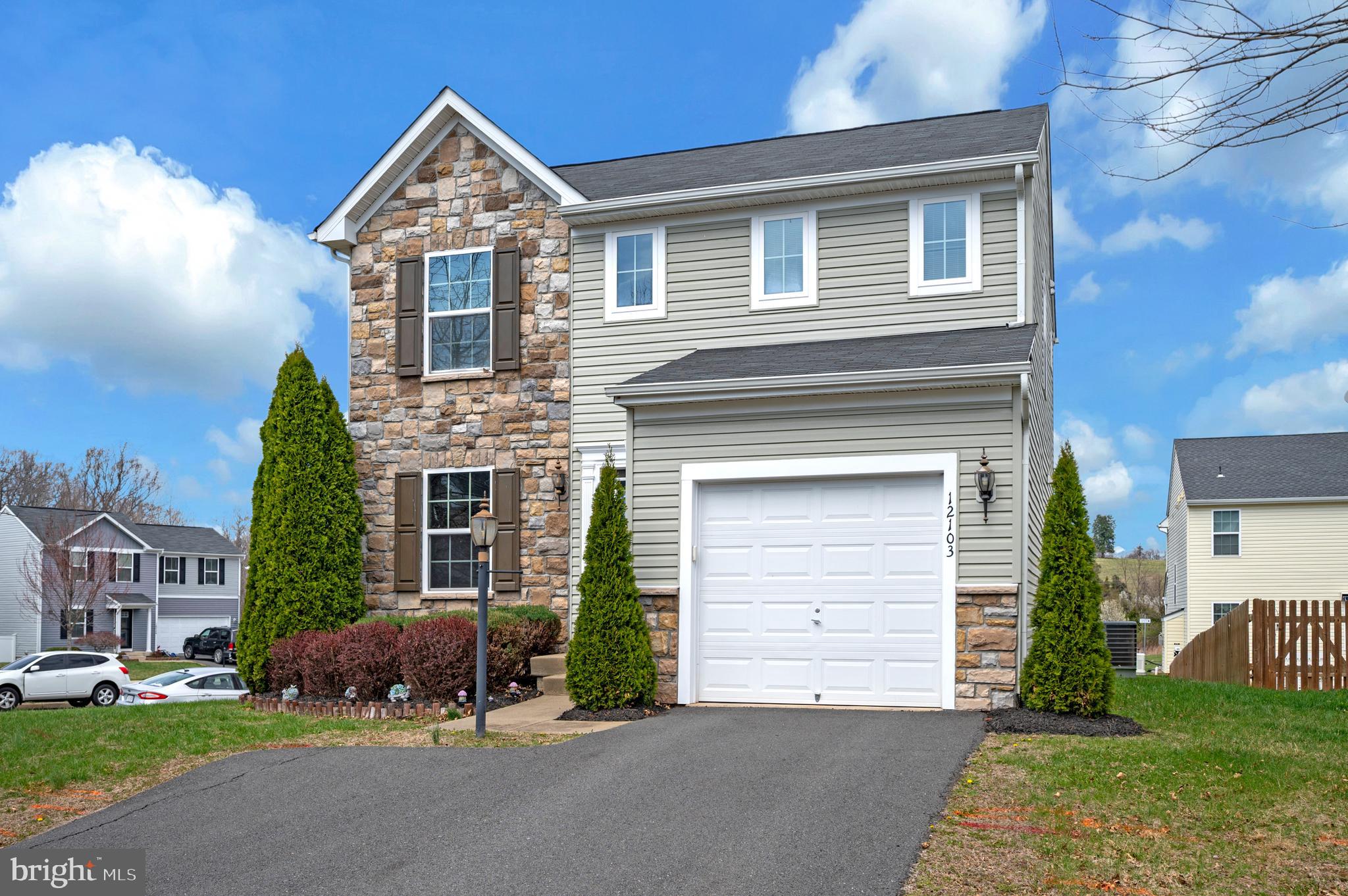 THREE FLAGS - Residential
