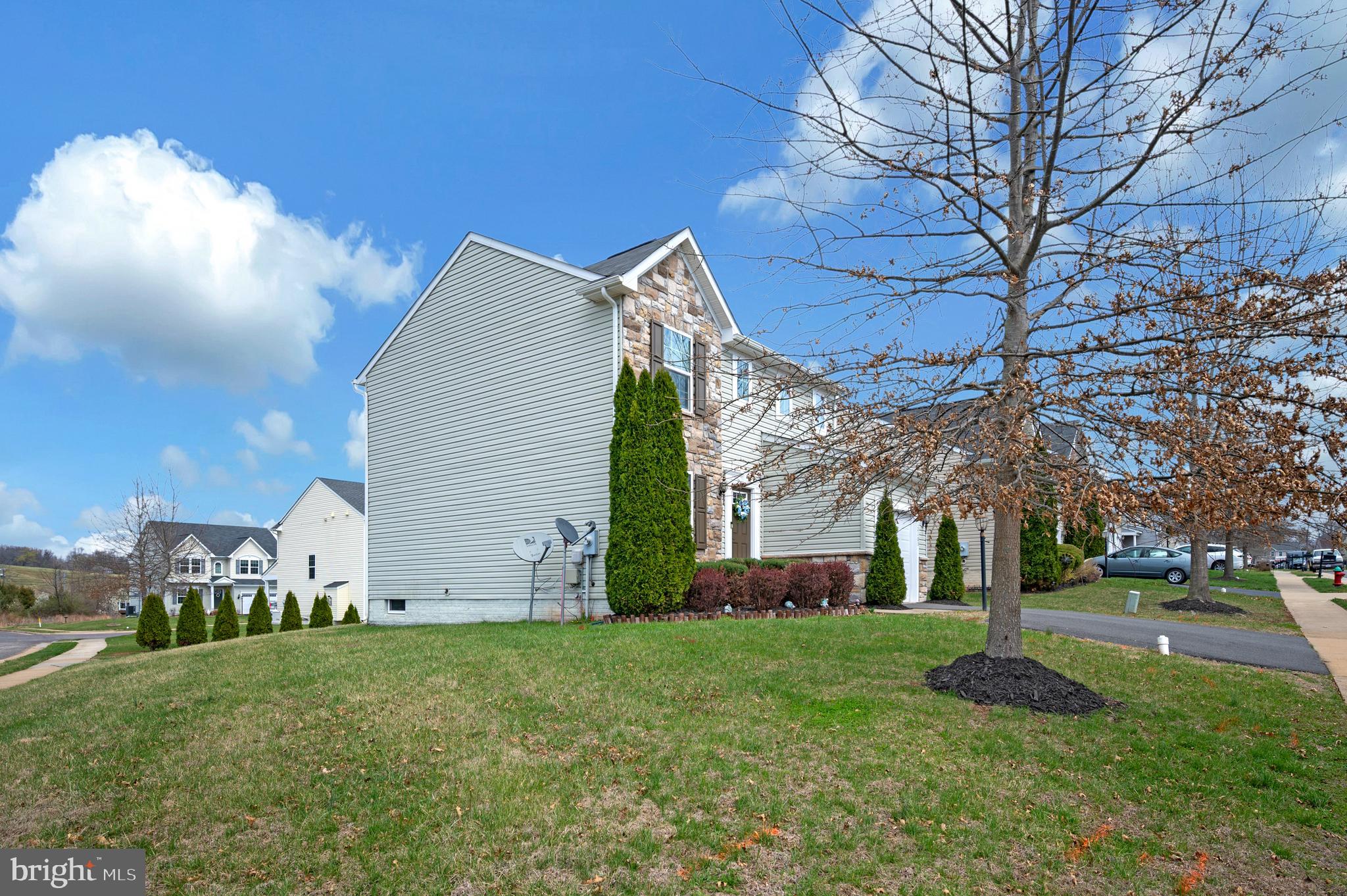 THREE FLAGS - Residential