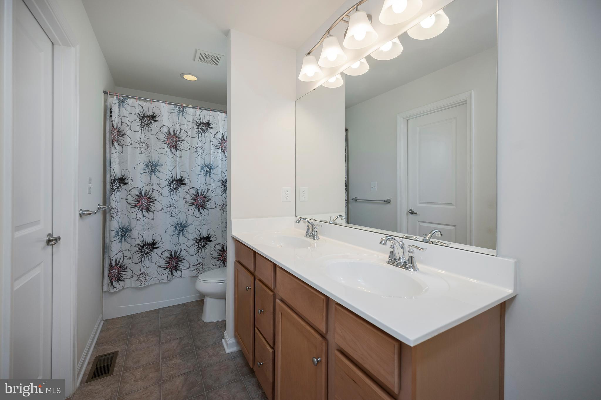 THREE FLAGS - Residential