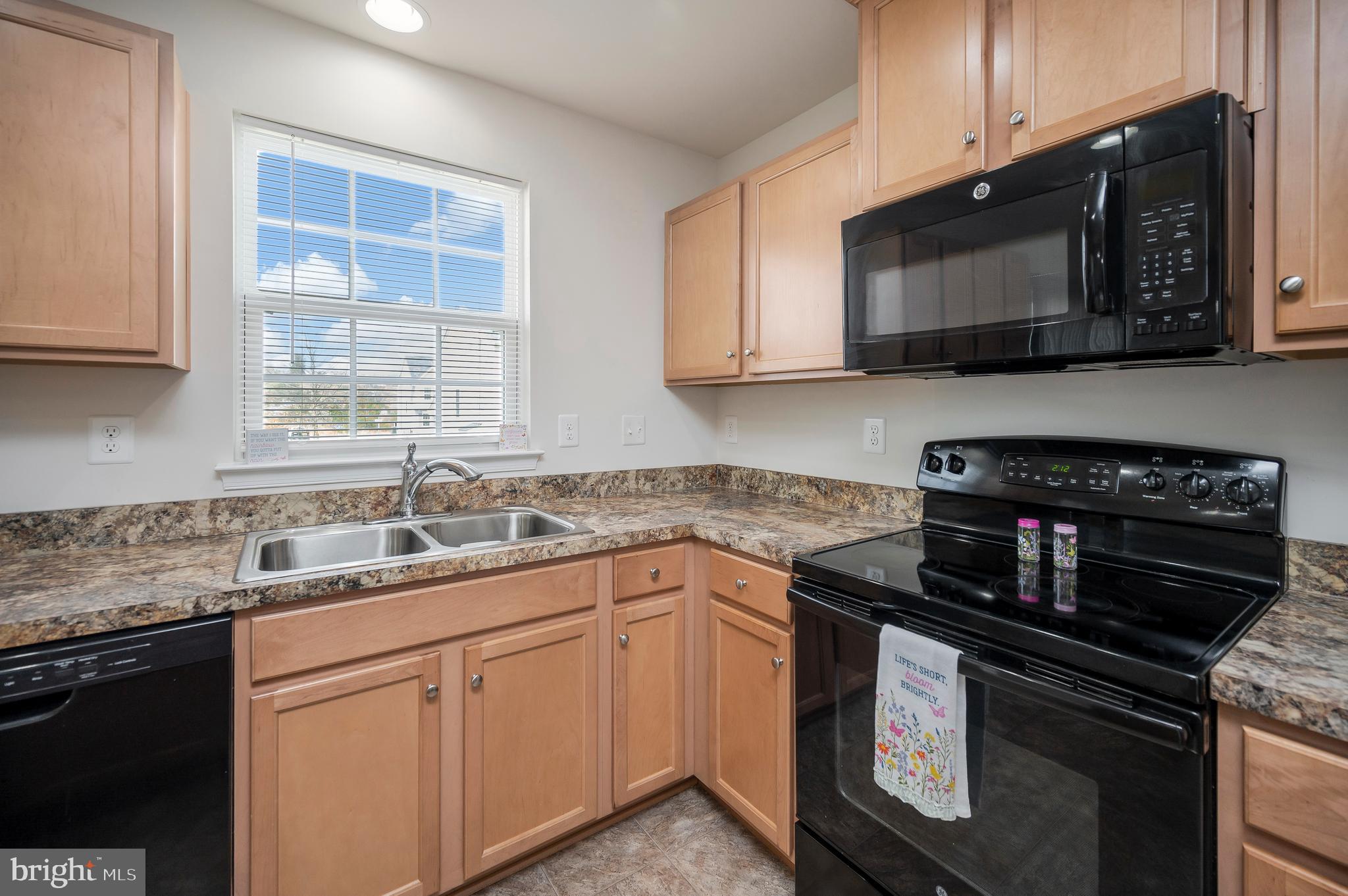 THREE FLAGS - Residential