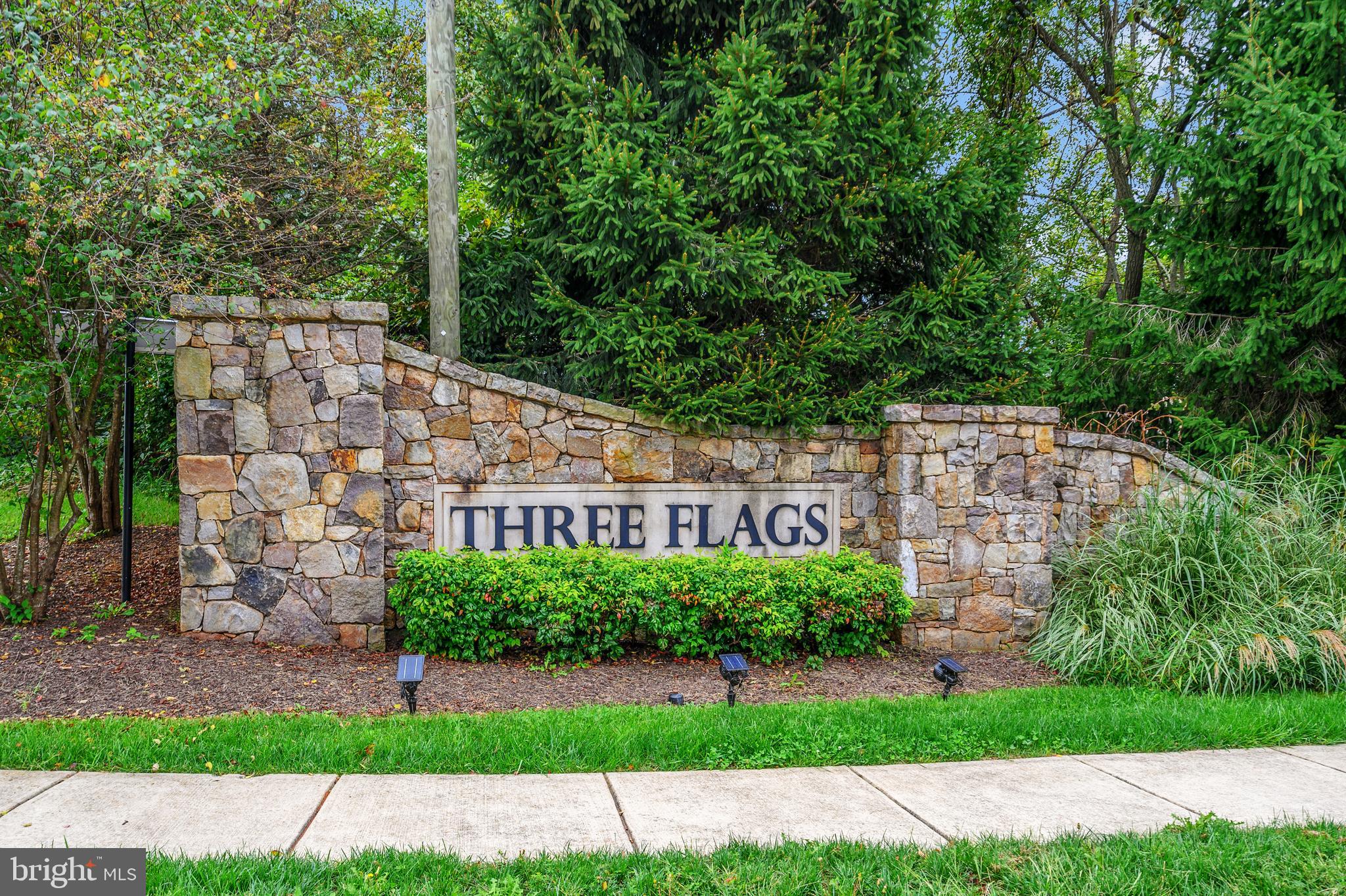 THREE FLAGS - Residential