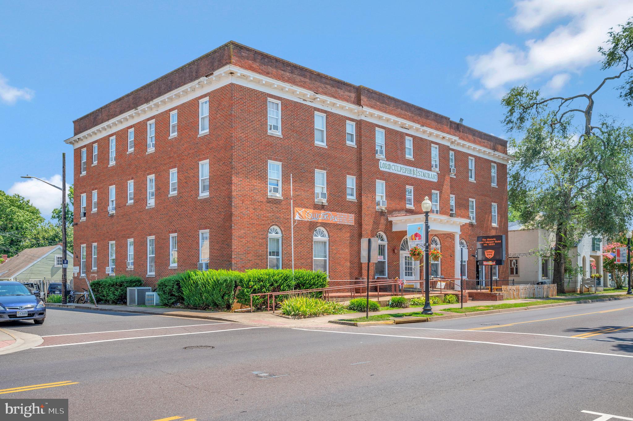 THREE FLAGS - Residential