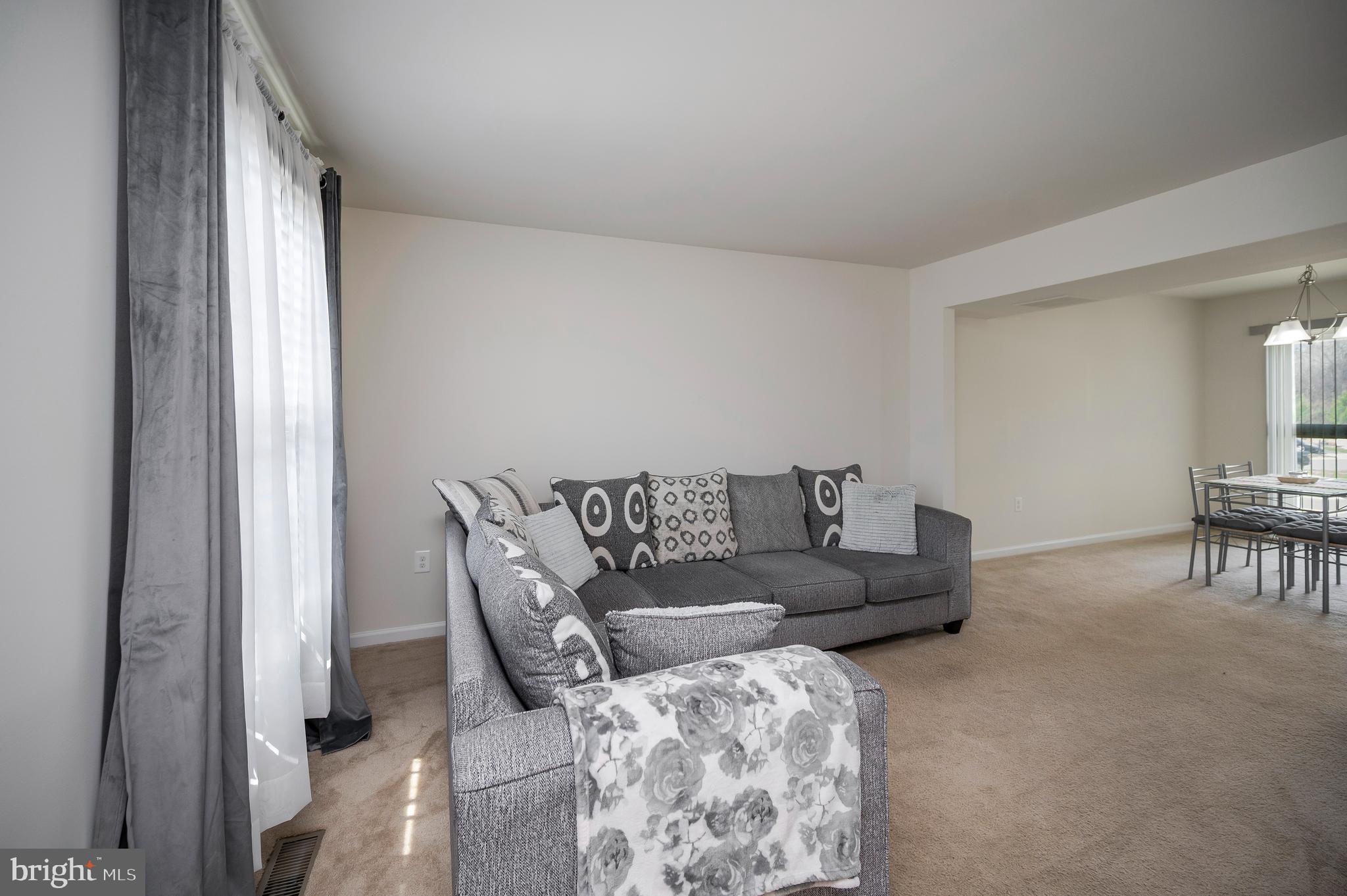 THREE FLAGS - Residential