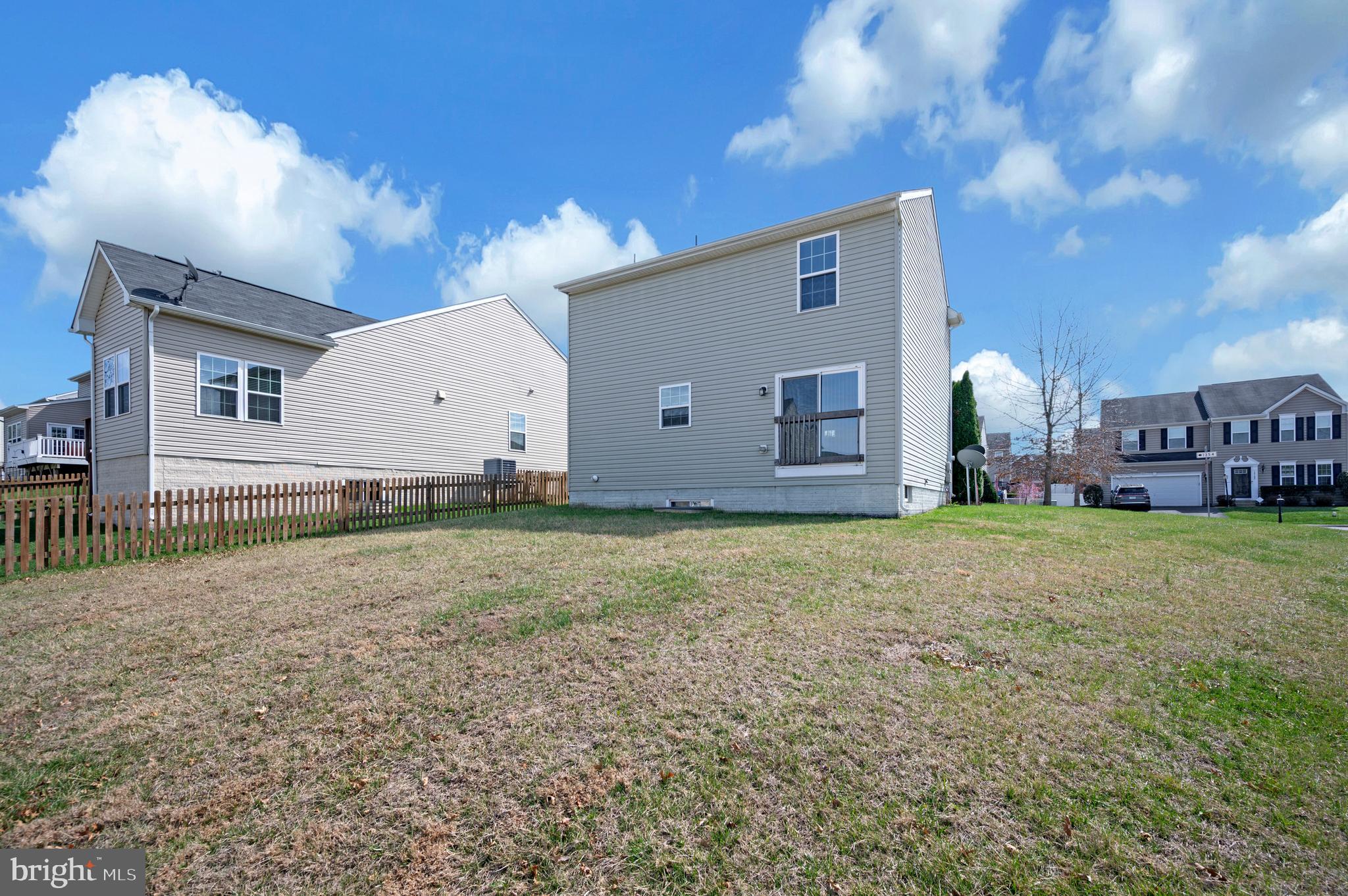 THREE FLAGS - Residential