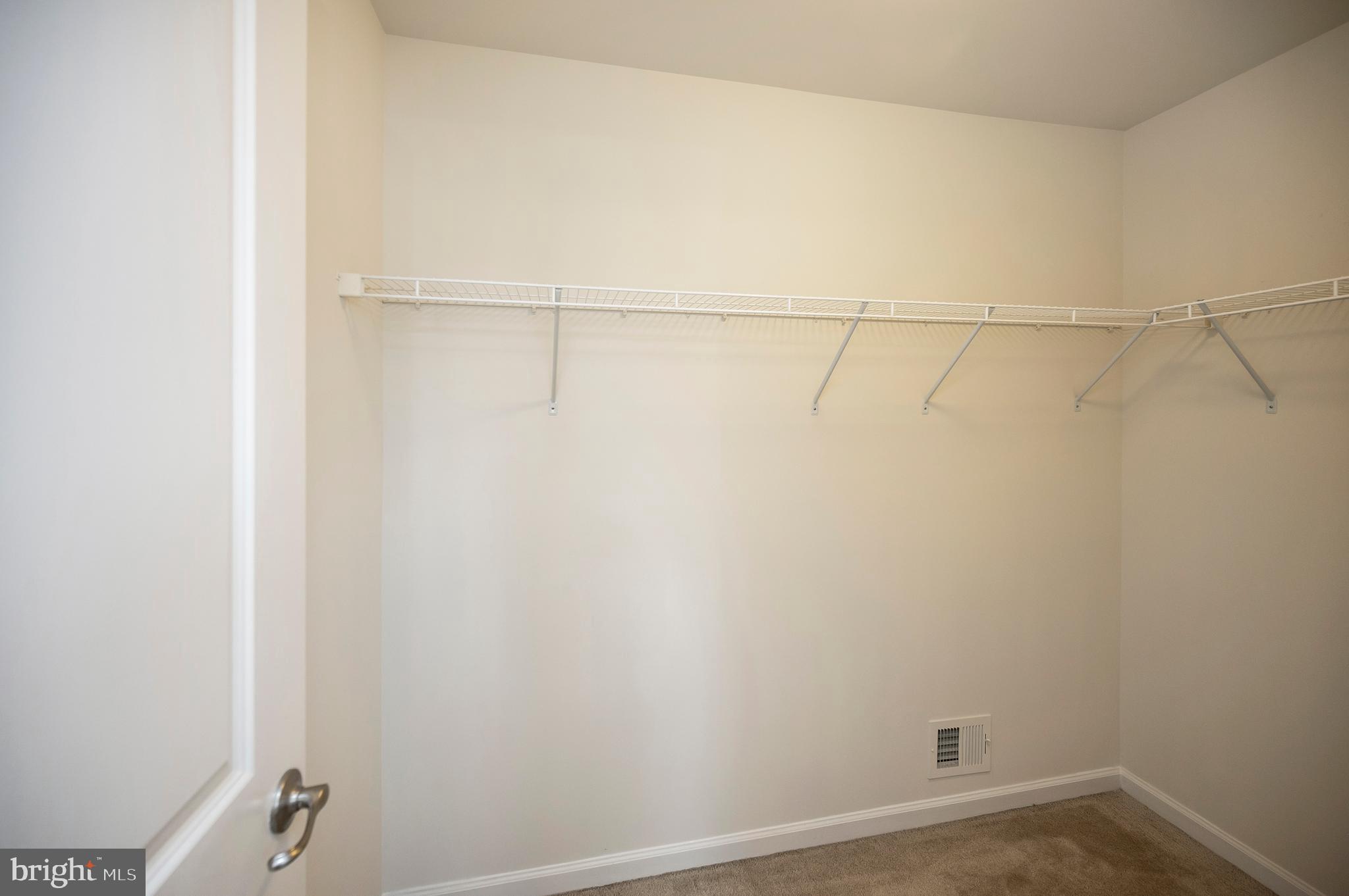 THREE FLAGS - Residential