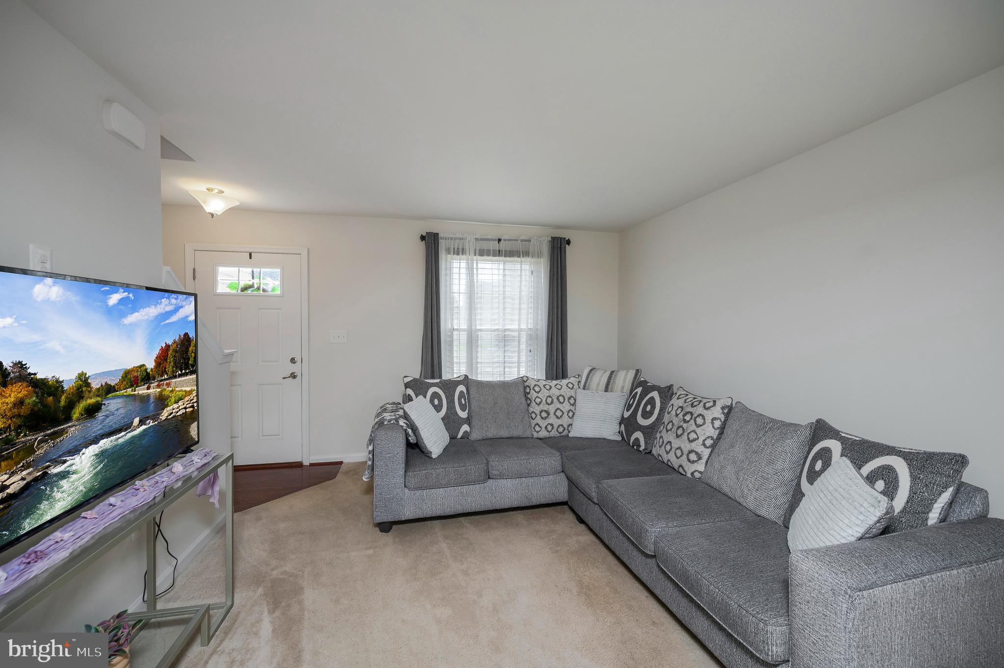 THREE FLAGS - Residential