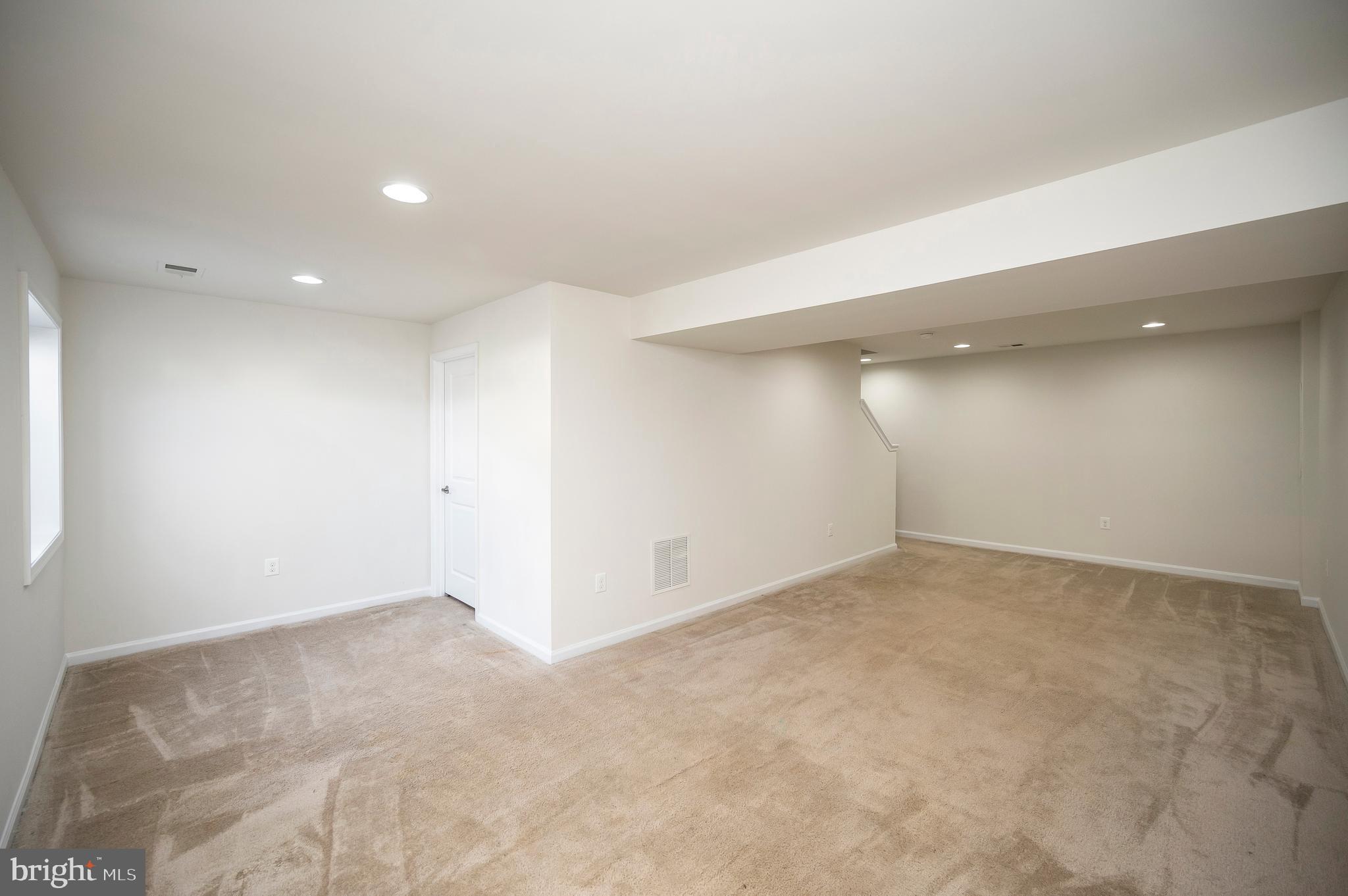 THREE FLAGS - Residential