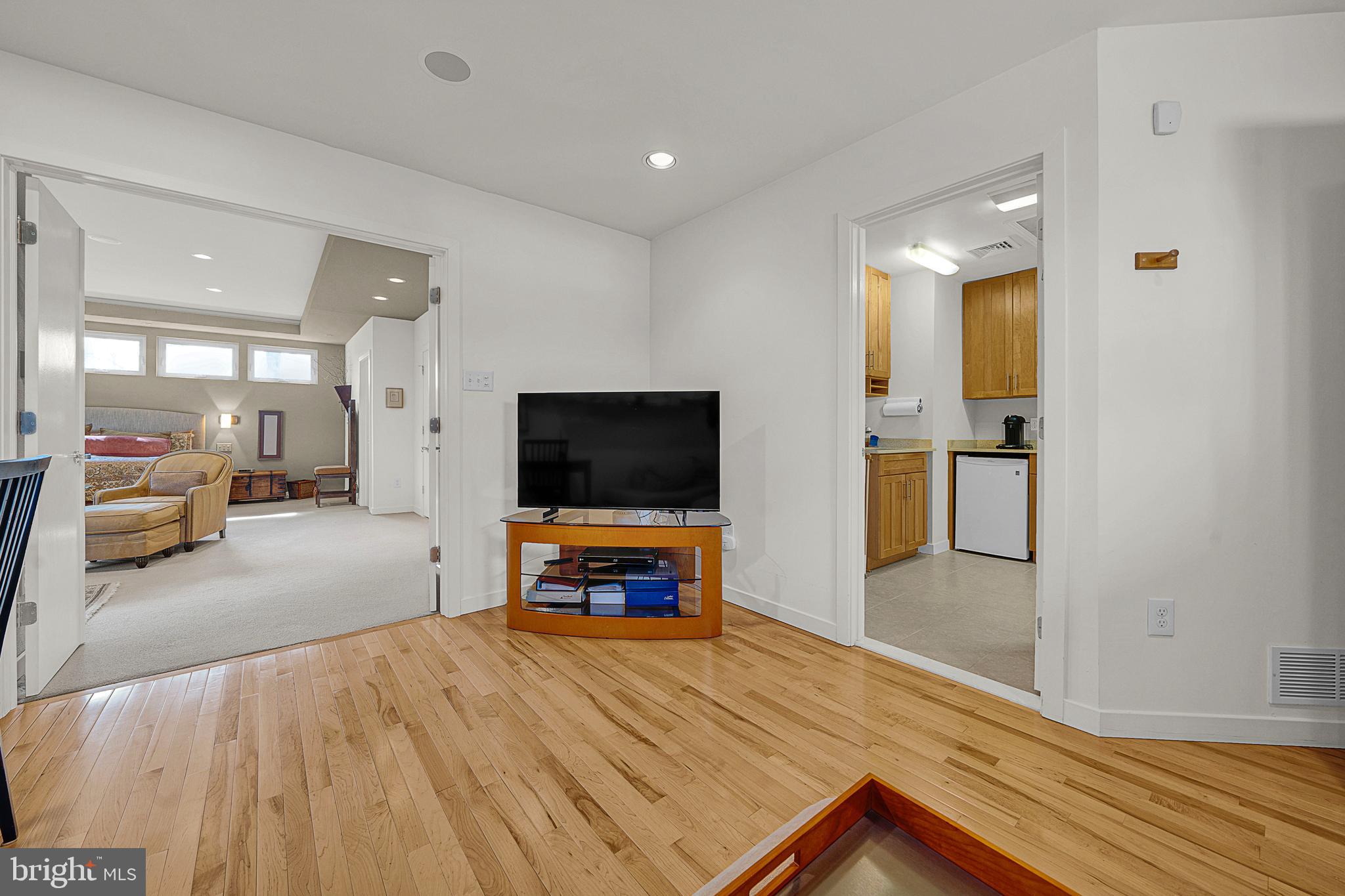 ARBOUR HILL - Residential