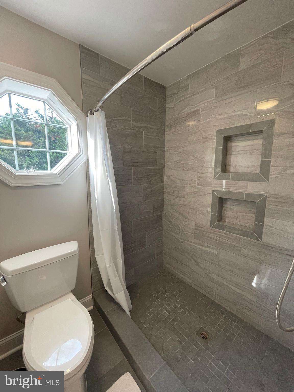 ASHLAWN HILL - Residential