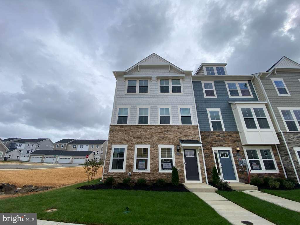 10602 ROUNDSTONE LN