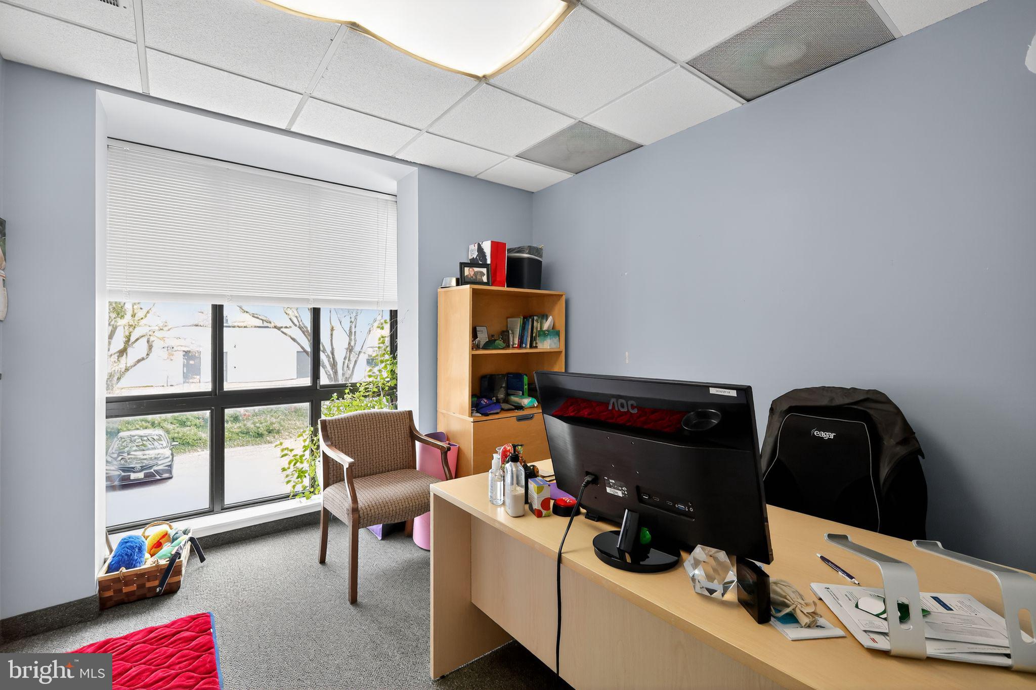 EXECUTIVE OFFICE BUILDING - Commercial Lease