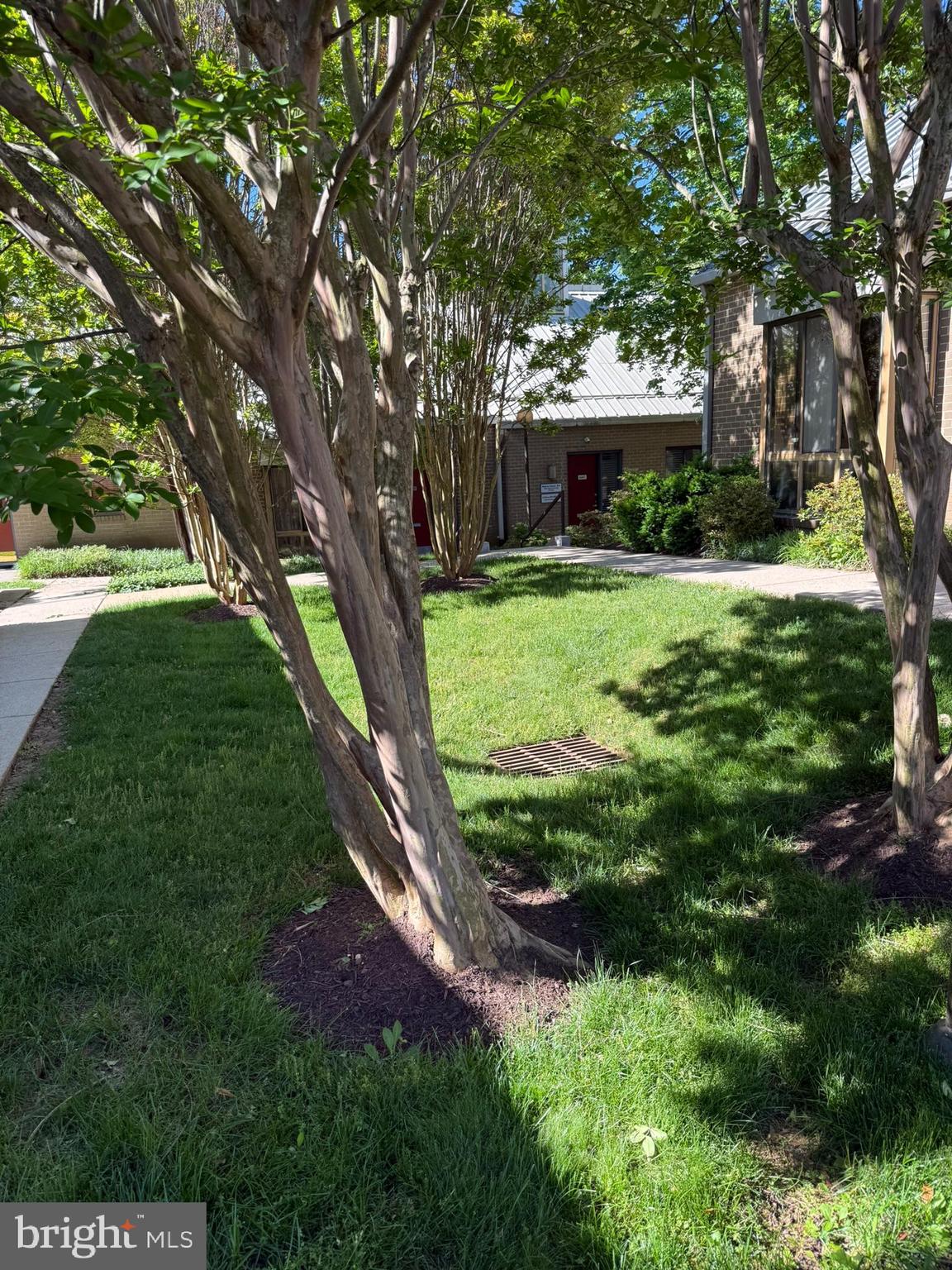 EXECUTIVE OFFICE BUILDING - Commercial Lease