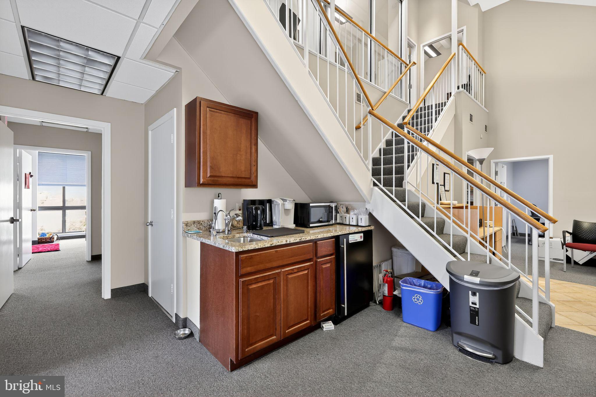 EXECUTIVE OFFICE BUILDING - Commercial Lease